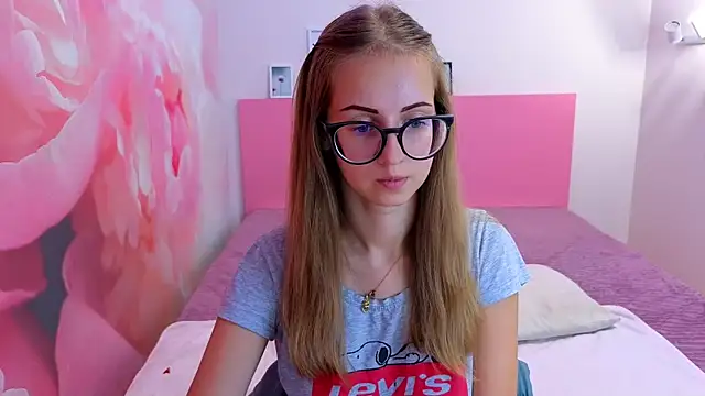 Snapshot of AliceAdams chatting on 09/19/25, 06:37 AliceAdams online show from 09/19/25, 06:37