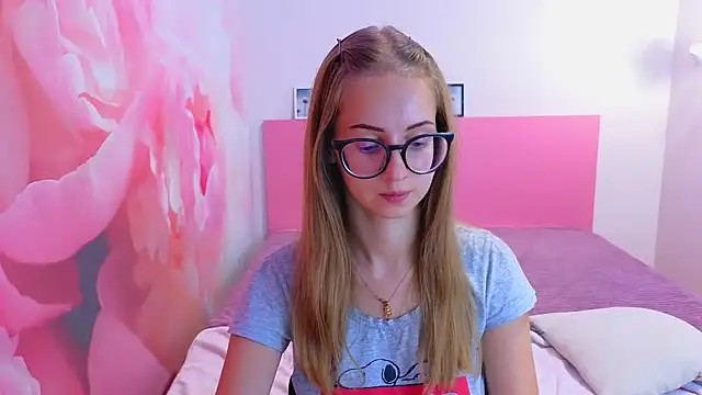 Snapshot of AliceAdams chatting on 10/04/25, 07:01 AliceAdams online show from 10/04/25, 07:01