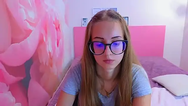 Snapshot of AliceAdams chatting on 10/06/25, 06:55 AliceAdams online show from 10/06/25, 06:55