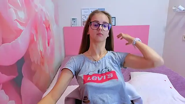 Snapshot of AliceAdams chatting on 10/17/25, 07:00 AliceAdams online show from 10/17/25, 07:00