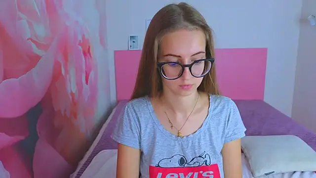 Snapshot of AliceAdams chatting on 10/24/25, 06:43 AliceAdams online show from 10/24/25, 06:43