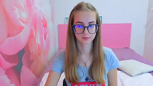 Snapshot of AliceAdams chatting on 11/15/25, 08:33 AliceAdams online show from 11/15/25, 08:33