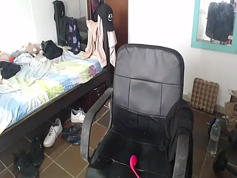 Snapshot of alisterxxx chatting on 12/04/25, 05:21 alisterxxx online show from 12/04/25, 05:21