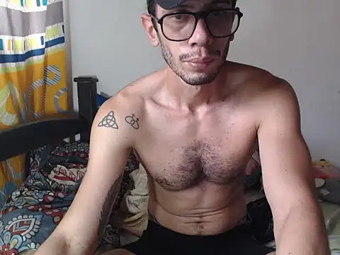 Snapshot of alisterxxx chatting on 12/05/25, 07:21 alisterxxx online show from 12/05/25, 07:21