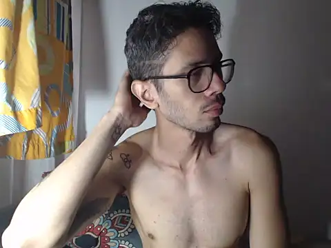 Snapshot of alisterxxx chatting on 03/18/26, 12:52 alisterxxx online show from 03/18/26, 12:52