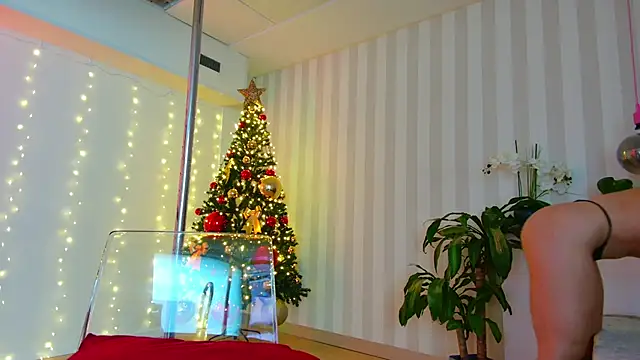 Snapshot of girl_nextd00r chatting on 12/13/24, 01:22 girl nextd00r online show from 12/13/24, 01:22