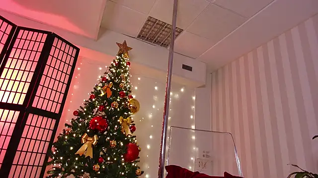 Snapshot of girl_nextd00r chatting on 12/14/24, 09:35 girl nextd00r online show from 12/14/24, 09:35