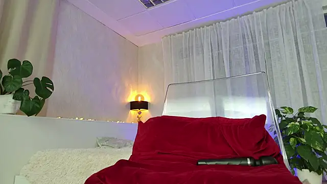 Snapshot of girl_nextd00r chatting on 12/18/24, 11:34 girl nextd00r online show from 12/18/24, 11:34