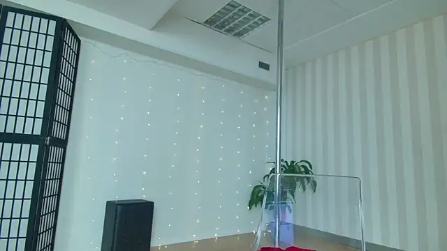 Snapshot of girl_nextd00r chatting on 02/06/25, 01:10 girl nextd00r online show from 02/06/25, 01:10