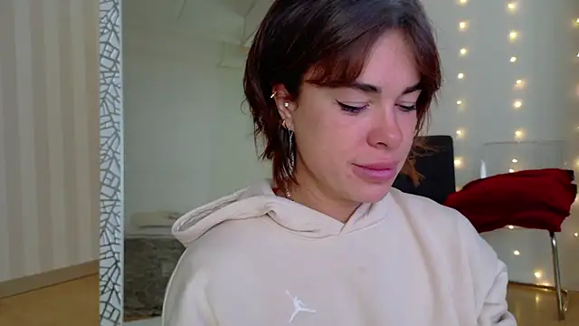 Snapshot of girl_nextd00r chatting on 03/13/25, 01:29 girl nextd00r online show from 03/13/25, 01:29