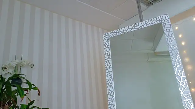 Snapshot of girl_nextd00r chatting on 03/19/25, 04:55 girl nextd00r online show from 03/19/25, 04:55