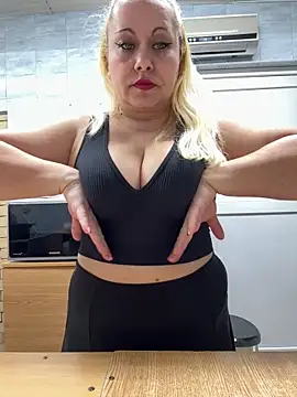 Snapshot of SabinaSweety chatting on 03/05/25, 10:33 SabinaSweety online show from 03/05/25, 10:33