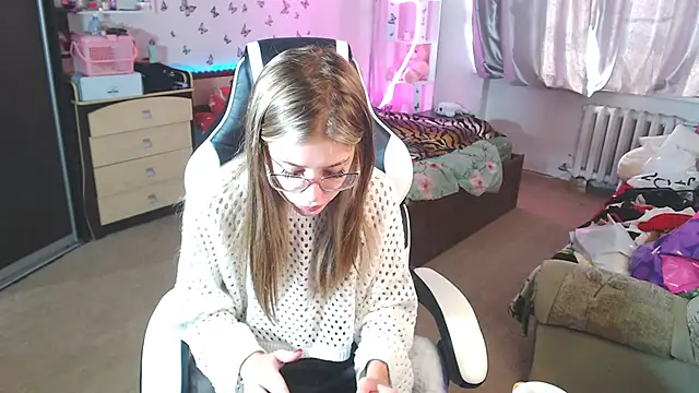 Snapshot of Kira_honeyy chatting on 03/06/25, 04:41 Kira honeyy online show from 03/06/25, 04:41