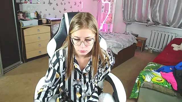 Snapshot of Kira_honeyy chatting on 03/22/25, 06:11 Kira honeyy online show from 03/22/25, 06:11