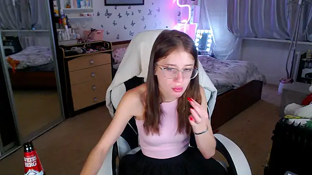 Snapshot of Kira_honeyy chatting on 10/08/25, 06:00 Kira honeyy online show from 10/08/25, 06:00