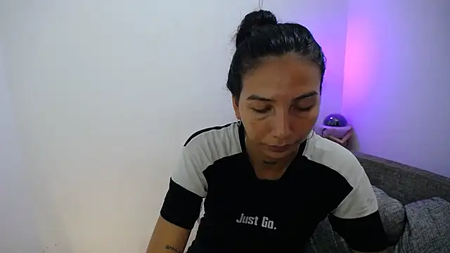 Snapshot of Allyson_Smith chatting on 01/08/25, 01:53 Allyson Smith online show from 01/08/25, 01:53