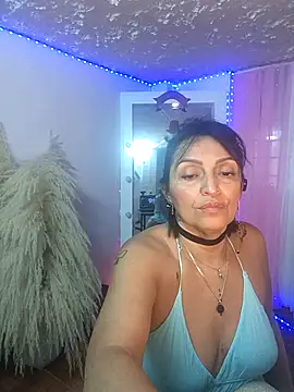 Snapshot of zullyxhot chatting on 12/13/25, 08:58 zullyxhot online show from 12/13/25, 08:58