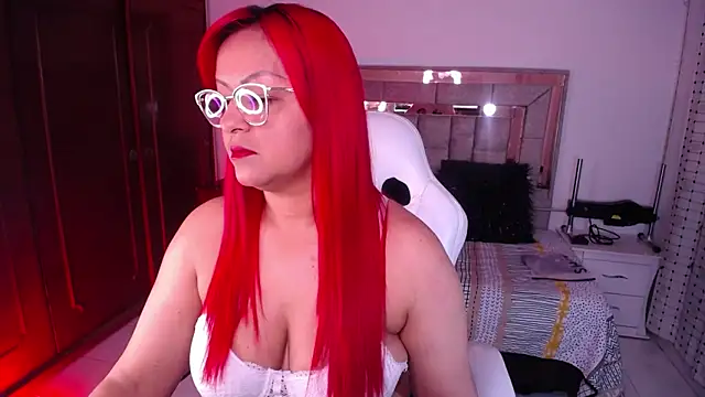 Snapshot of salomecastro_ chatting on 10/28/25, 03:32 salomecastro online show from 10/28/25, 03:32