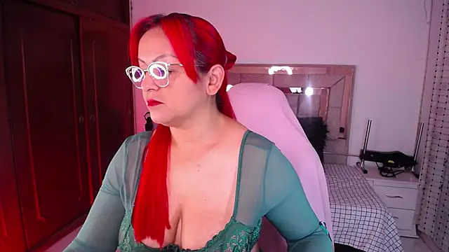 Snapshot of salomecastro_ chatting on 10/30/25, 01:18 salomecastro online show from 10/30/25, 01:18