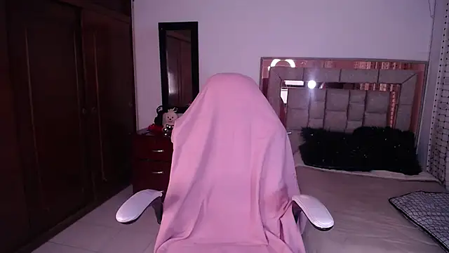 Snapshot of salomecastro_ chatting on 11/14/25, 01:15 salomecastro online show from 11/14/25, 01:15