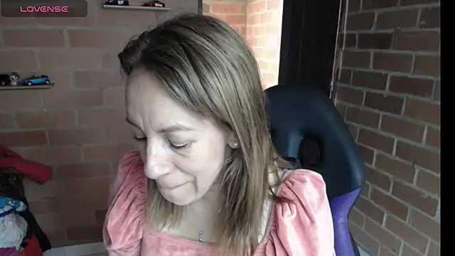 Snapshot of cristin_doll_ chatting on 04/24/26, 03:03 cristin doll online show from 04/24/26, 03:03