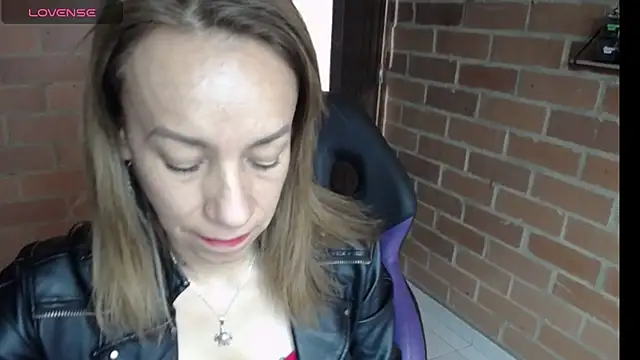 Snapshot of cristin_doll_ chatting on 04/27/26, 02:04 cristin doll online show from 04/27/26, 02:04