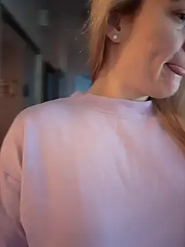 Snapshot of HollyTattoo chatting on 12/03/24, 01:10 HollyTattoo online show from 12/03/24, 01:10