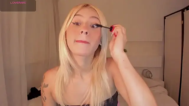 Snapshot of AshleyRoys chatting on 03/14/25, 04:30 AshleyRoys online show from 03/14/25, 04:30