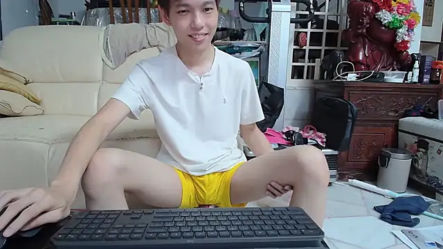 Snapshot of andrewooi chatting on 12/15/24, 12:06 andrewooi online show from 12/15/24, 12:06