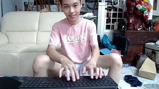 Snapshot of andrewooi chatting on 01/05/25, 09:15 andrewooi online show from 01/05/25, 09:15