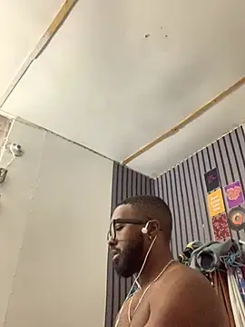 Snapshot of livepro chatting on 01/11/26, 12:21 livepro online show from 01/11/26, 12:21