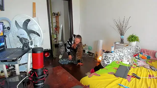 Snapshot of IamYourNarcotic chatting on 10/21/25, 11:44 IamYourNarcotic online show from 10/21/25, 11:44