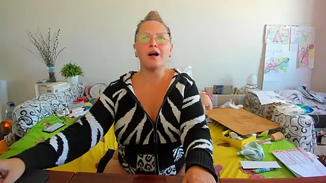 Snapshot of IamYourNarcotic chatting on 11/03/25, 10:16 IamYourNarcotic online show from 11/03/25, 10:16