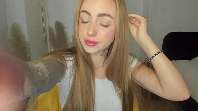 Snapshot of sexyCoralie chatting on 03/17/26, 07:44 sexyCoralie online show from 03/17/26, 07:44