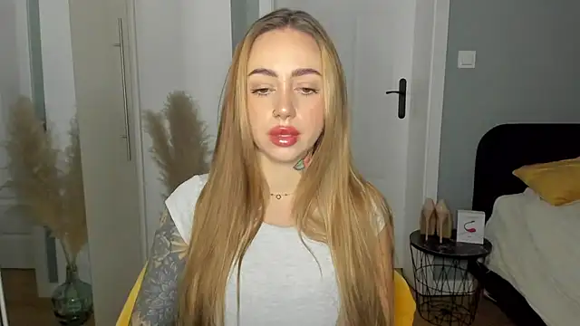 Snapshot of sexyCoralie chatting on 04/02/26, 07:06 sexyCoralie online show from 04/02/26, 07:06