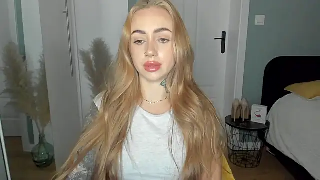 Snapshot of sexyCoralie chatting on 04/10/26, 06:51 sexyCoralie online show from 04/10/26, 06:51