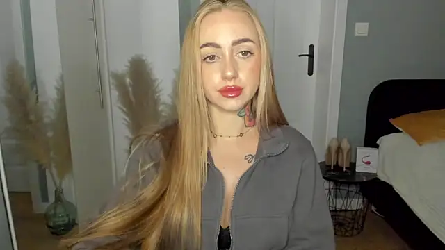 Snapshot of sexyCoralie chatting on 04/13/26, 01:38 sexyCoralie online show from 04/13/26, 01:38