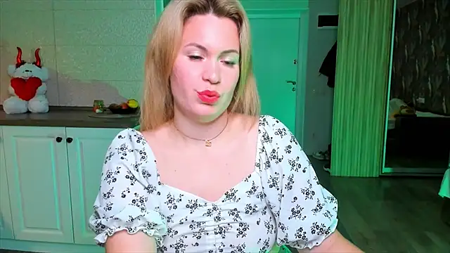 HotTiffani online show from 11/08/25, 11:10