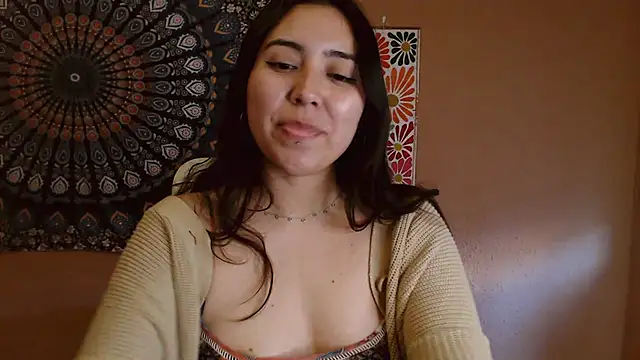 Snapshot of IntimateTales chatting on 01/19/25, 04:04 IntimateTales online show from 01/19/25, 04:04