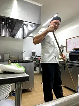 Snapshot of xavier_1988 chatting on 10/25/25, 12:18 xavier 1988 online show from 10/25/25, 12:18