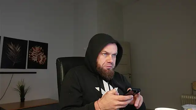 Snapshot of Tommy_Burnz chatting on 11/29/25, 07:00 Tommy Burnz online show from 11/29/25, 07:00