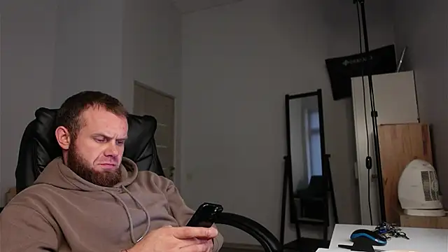 Snapshot of Tommy_Burnz chatting on 12/17/25, 01:06 Tommy Burnz online show from 12/17/25, 01:06