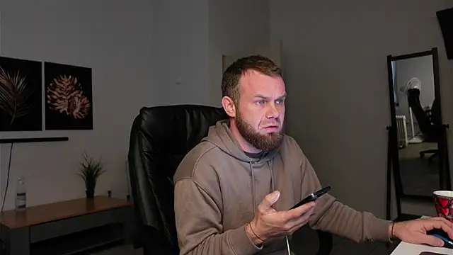 Snapshot of Tommy_Burnz chatting on 12/20/25, 08:10 Tommy Burnz online show from 12/20/25, 08:10