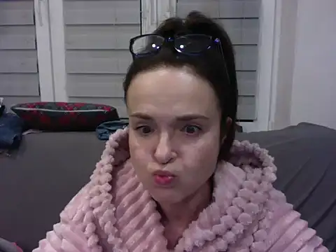 Snapshot of Vfhuj chatting on 02/28/25, 11:01 Vfhuj online show from 02/28/25, 11:01