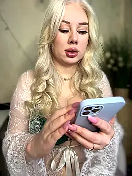 LaraHollywood online show from 10/14/25, 04:02