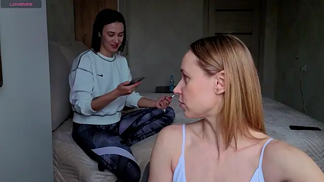 Snapshot of sweeetgirls2021 chatting on 04/19/26, 02:55 sweeetgirls2021 online show from 04/19/26, 02:55