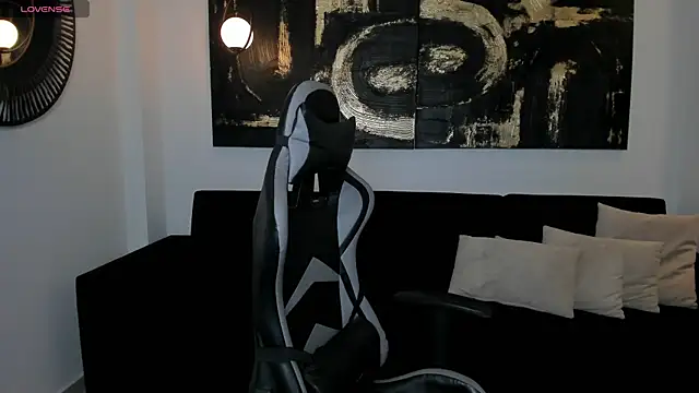 Snapshot of EllaClark chatting on 12/22/24, 11:00 EllaClark online show from 12/22/24, 11:00