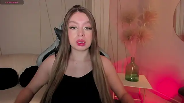 Snapshot of EllaClark chatting on 12/29/24, 11:29 EllaClark online show from 12/29/24, 11:29