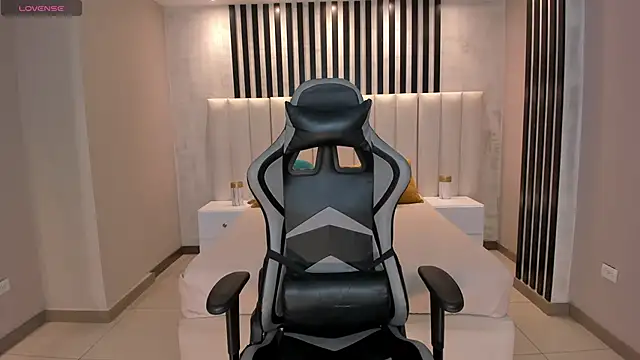 Snapshot of EllaClark chatting on 01/06/25, 06:20 EllaClark online show from 01/06/25, 06:20