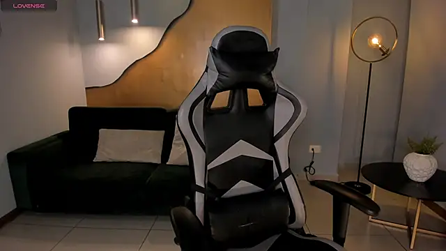 Snapshot of EllaClark chatting on 01/09/25, 07:40 EllaClark online show from 01/09/25, 07:40